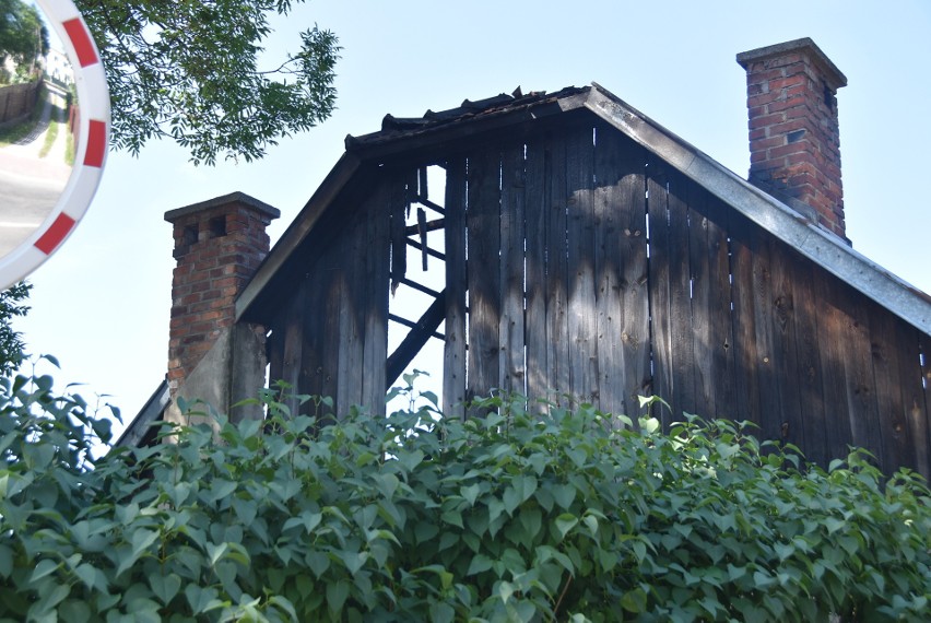 Spalony drewniany dom przy ul. Orkana w Tarnowie