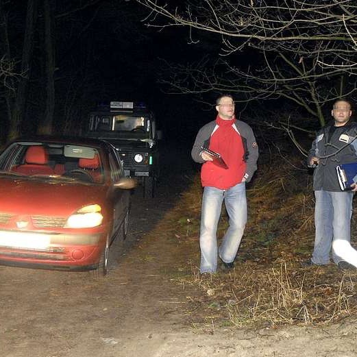 Policjanci przy samochodzie, w którym uprowadzono pracownika...