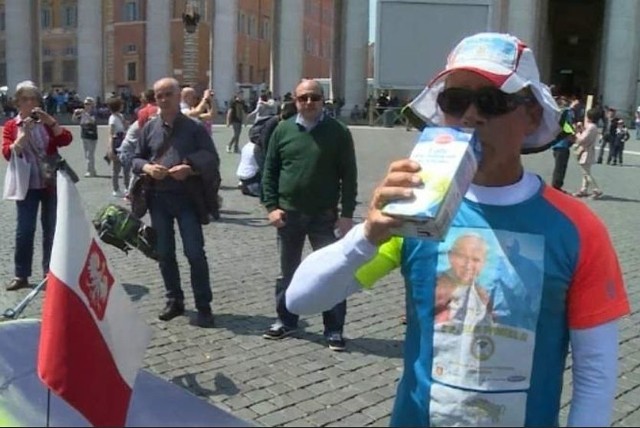 Piotr Kuryło to znany w całym kraju maratończyk. Jego zdjęcie w Rzymie wykonała nasza dziennikarka. Ze startu w Grecji zrezygnował po aferze jaka wybuchła po porzuceniu psa