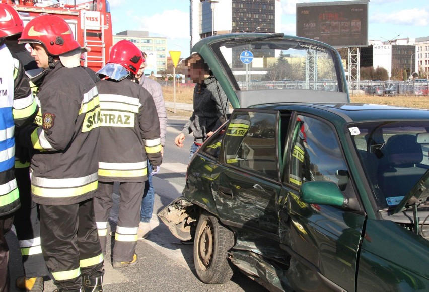 Kielce. Groźne zderzenie na skrzyżowaniu ulic Solidarności i Świętokrzyskiej w Kielcach. Dwa auta rozbite [ZDJĘCIA]
