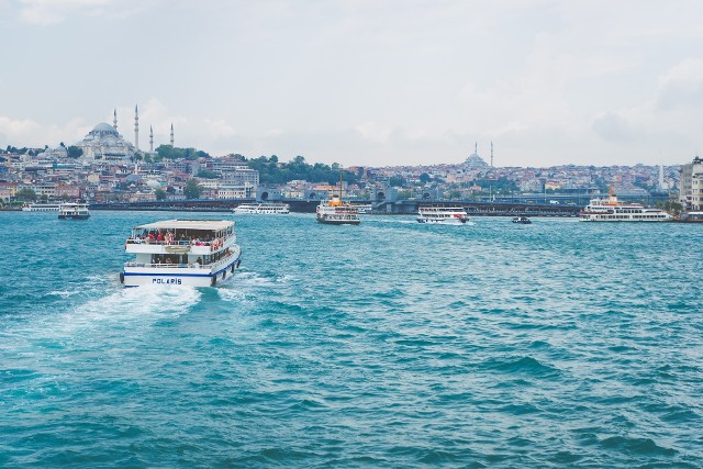 1. Najtańsze wakacje są w Turcji. Przeciętnie za tak kalkulowane wakacje w Turcji trzeba liczyć od 250 do 300 zł za dzień. Jeden dzień w popularnej Alanyi to 250 zł zarówno w lipcu, jak i w sierpniu.