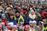 Mieszkańcy Chojnic zebrali się, by zapozować do wspólnej fotografii.  Pamiątka zostanie zamknięta w kapsule czasu