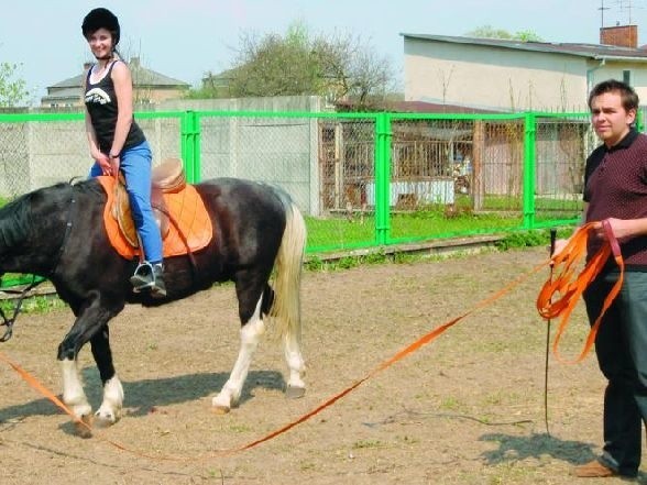 Dominika Sielawa z Łomży pierwszy raz wsiadła na konia &#8211; ten nosi wdzięczne imię Fragles. Instruktor Radosław Radliński uczy ją prawidłowej postawy w siodle.