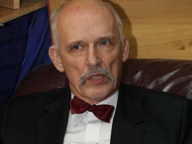 Janusz Korwin-Mikke ma 69 lat, żonę Małgorzatę i sześcioro dzieci. Polski polityk i publicysta. Poseł pierwszej kadencji. Były prezes Unii Polityki Realnej, obecnie prezes Wolności i Praworządności. Kandydat na prezydenta Polski w latach 1995, 2000, 2005 i 2010 (ani razu nie przekroczył 3 proc. głosów poparcia). Mistrz krajowy w brydżu - to jeden z tytułów przyznawany za osiągnięcia w zawodach brydża sportowego. W lutym spotkał się z mieszkańcami Gorzowa i Zielonej Góry.