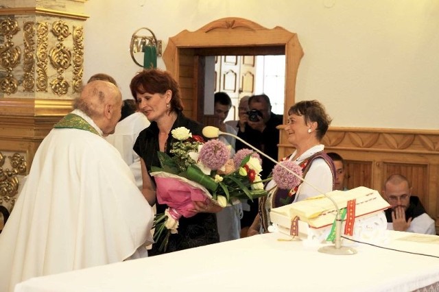 Ksiądz infułat Czesław Wala odbiera podziękowania od jednego ze stowarzyszeń, działających przy sanktuarium
