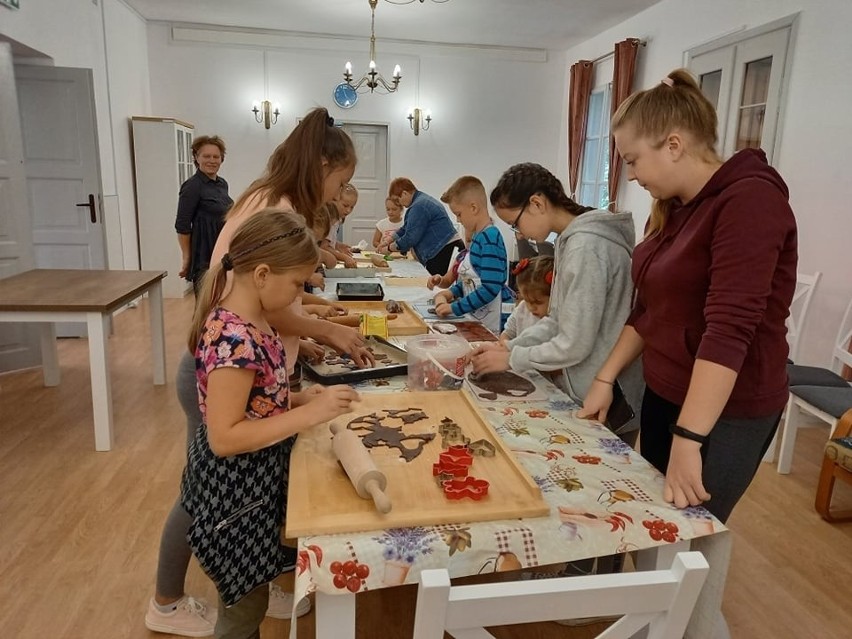 Klub Seniora w Sypniewie zorganizował dla dzieci pieczenie pierników. Zdjęcia 