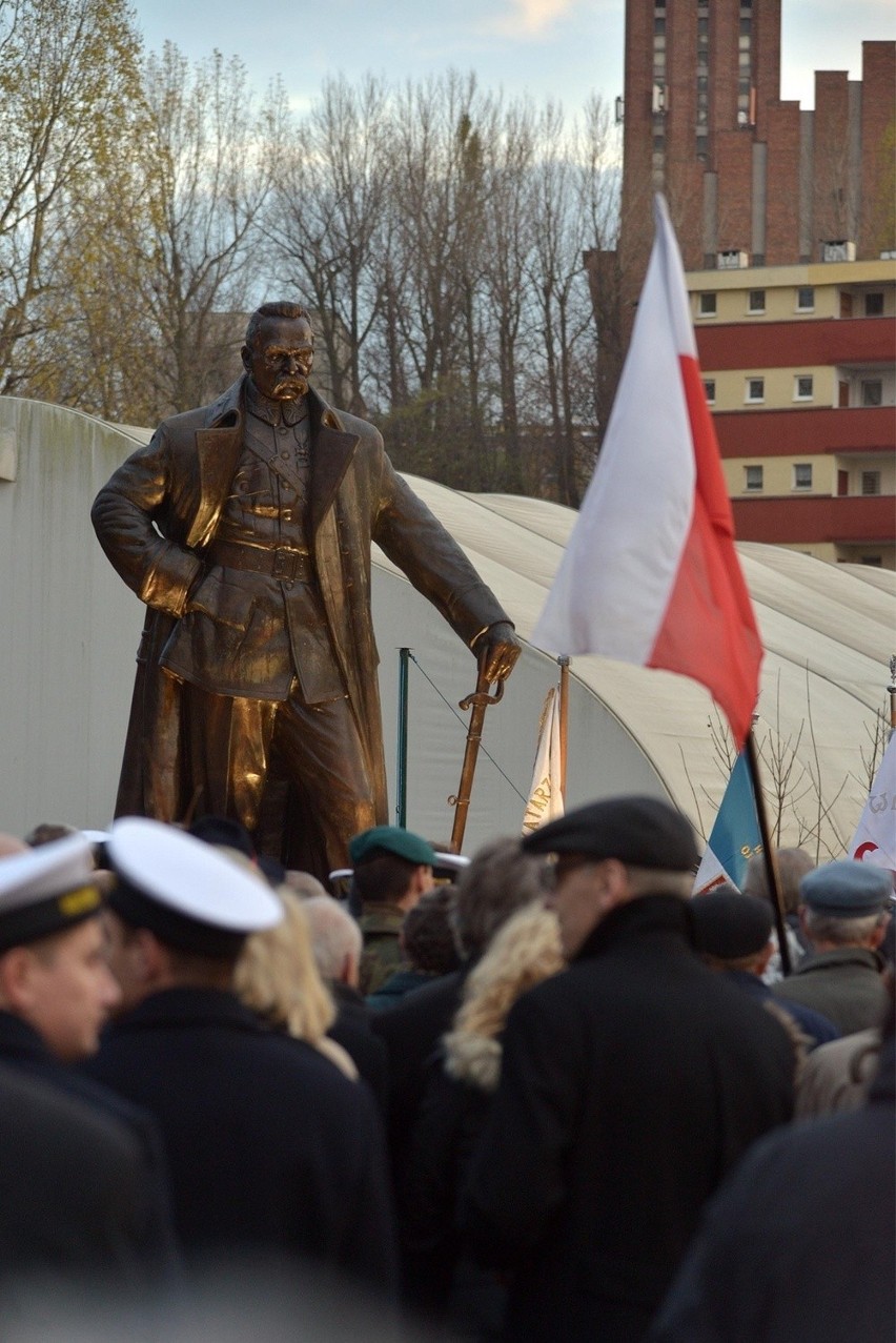 Pomnik Marszałka Józefa Piłsudskiego odsłonięto w Gdyni ZDJĘCIA