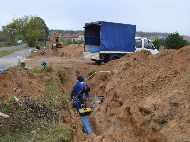 Wykopy biegną wzdłuż ścieżki rowerowej w Tuszynach