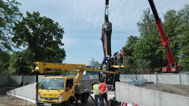 W Knurowie stanęła figura św. Barbary - patronki miastaZobacz kolejne zdjęcia. Przesuwaj zdjęcia w prawo - naciśnij strzałkę lub przycisk NASTĘPNE 