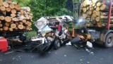 Śmiertelny wypadek pod Bydgoszczą. Samochód dostawczy zderzył się z ciężarówką z drewnem [zdjęcia]
