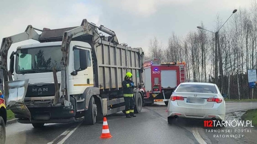 W wypadku na DW 977 w Tuchowie brały udział dwa samochody:...