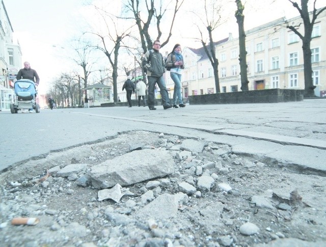 Jedna z dziur w chodniku przy ul. Wojska Polskiego. 