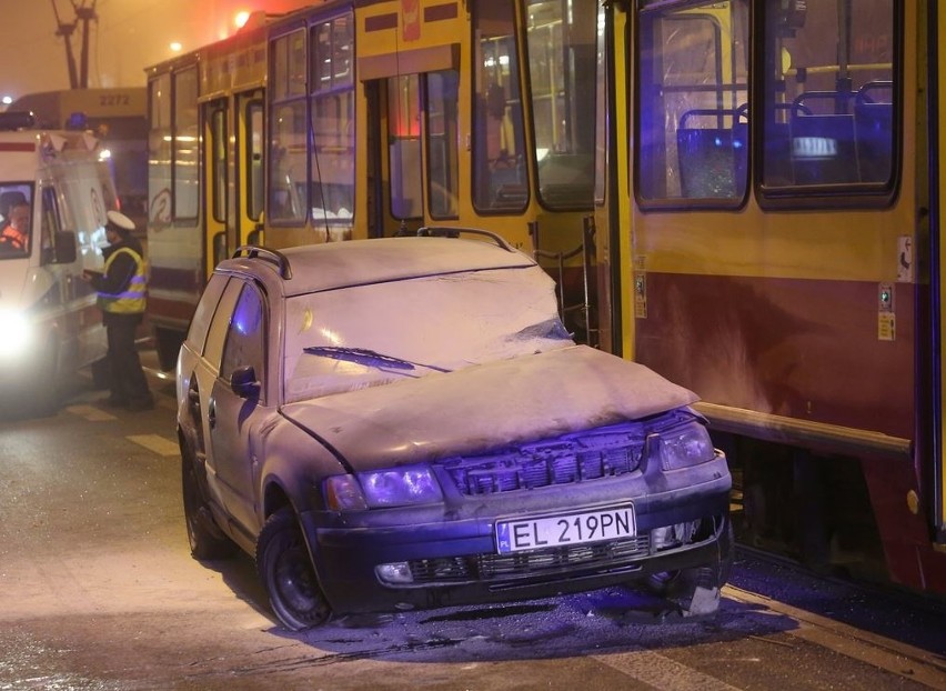Wypadek na Piotrkowskiej. Volkswagen zderzył się z tramwajem