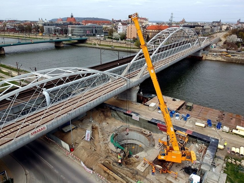 Kraków. Na ukończeniu budowa mostu i nowego toru kolejowego na Zabłociu [ZDJĘCIA]