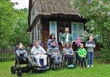 Przemek Kossakowski wspiera niepełnosprawnych z Wasilkowa. Pozował z nimi do zdjęć w muzeum ludowym (ZDJĘCIA)