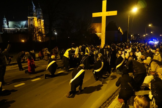 W czwartek, 3 marca ulicami Poznania przeszła droga krzyżowa. Rozpoczęła się ona mszą św. w poznańskiej katedrze, po czym wierni  przeszli ulicami Ostrowa Tumskiego i Śródki: ul. Panny Marii, ul. Posadzego, ul. Dziekańską, mostem biskupa Jordana do kościoła pw. św. Małgorzaty.Przejdź do kolejnego zdjęcia --->