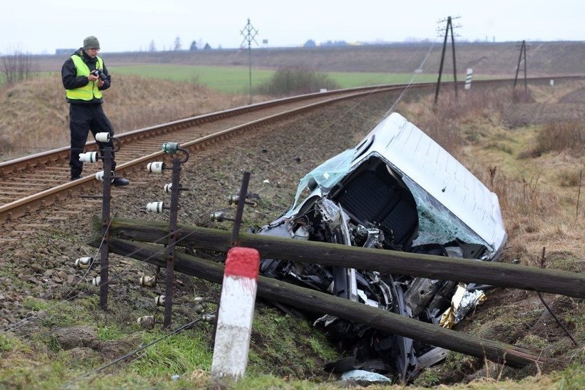 Samochód został zepchnięty z torów. Na szczęście kierowca...