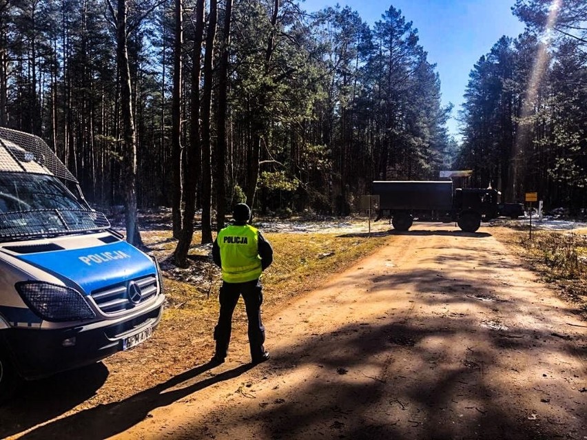 Koronawirus w Polsce. Policjanci strzegą granicy z Litwą [ZDJĘCIA]