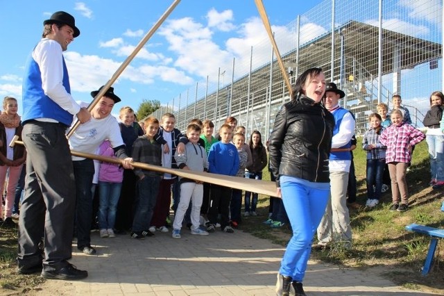 Każdy z jungów otrzymał solidnego klapsa wiosłem w tyłek.