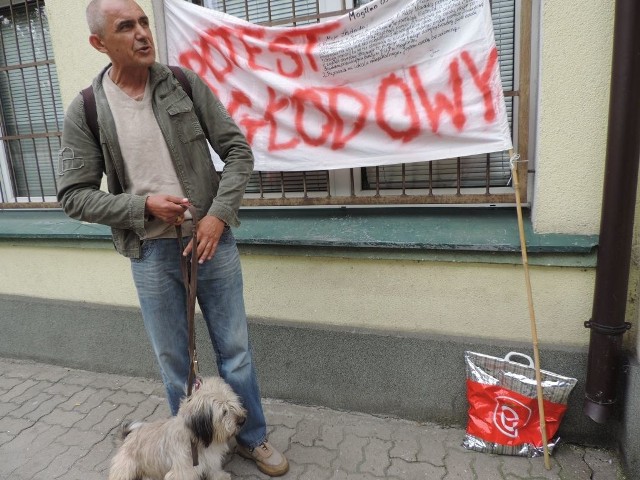 Dziś o godzinie 9 Jerzy Rosiński rozpoczął protest pod opieką społeczną