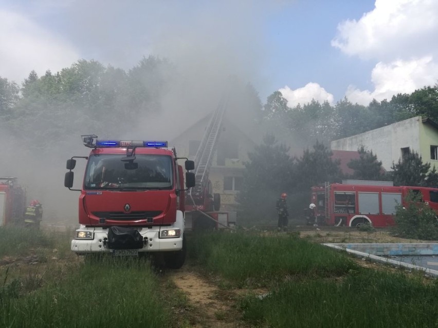 Strażacy gasili opuszczony budynek na Bażanciarni