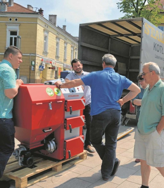 Ludzie poszukują kotłów na targach ciepła. Na przykład w Skawinie