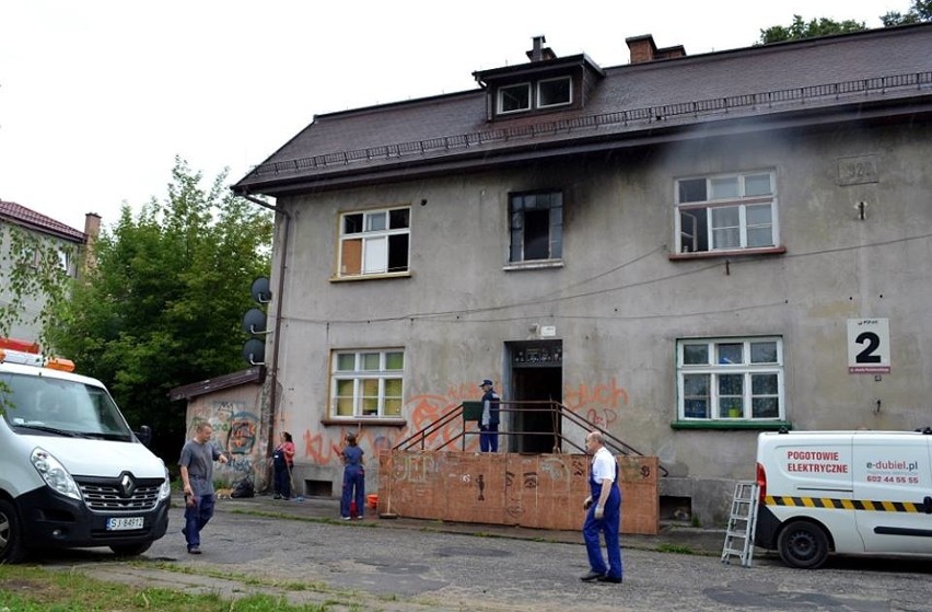 Jaworzno: Pożar mieszkania w Pieczyskach. Gmina sprzątała zgliszcza [ZDJĘCIA]