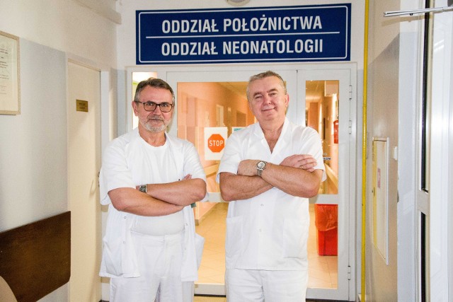 Od lewej Tomasz Adamczyk, lekarz kierujący Oddziałem Ginekologiczno-Położniczym oraz Jan Gdula, pełniący obowiązki lekarza kierującego Oddziałem Neonatologicznym