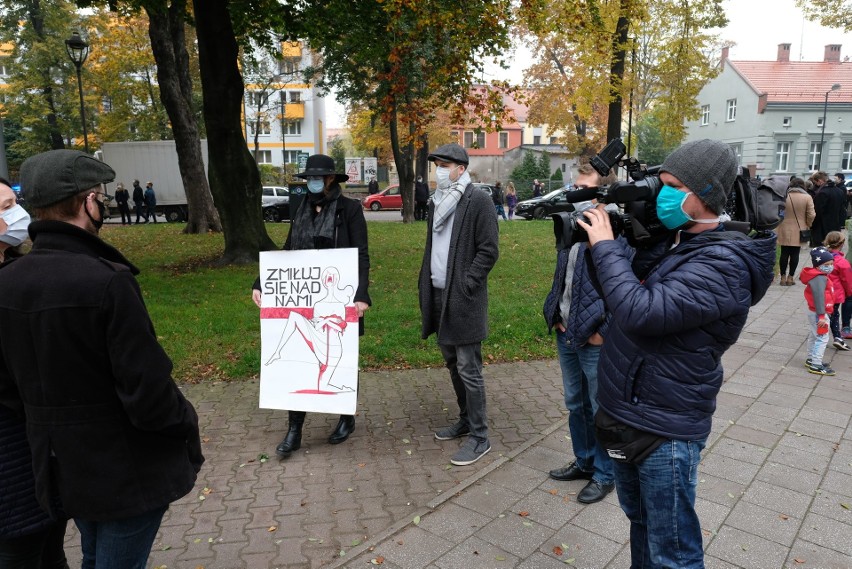 Protest kobiet przed Katedrą Świętych Apostołów Piotra i...