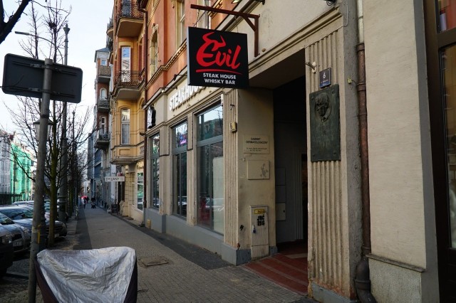 Od czwartku 21 stycznia działa restauracja SteakHouse Evil Poznań, która znajduje się przy ul. Podgórnej. Formuła w jakiej postanowiono przyjmować gości jest jednak nietypowa. Do lokalu można się wybrać na "spotkanie biznesowe w kierunku przyszłych lokali franczyzowych".