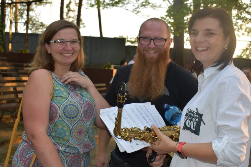 Wieczorny koncert z hitami nad zalewem w Sielpi. Konecki Big Band dał czadu