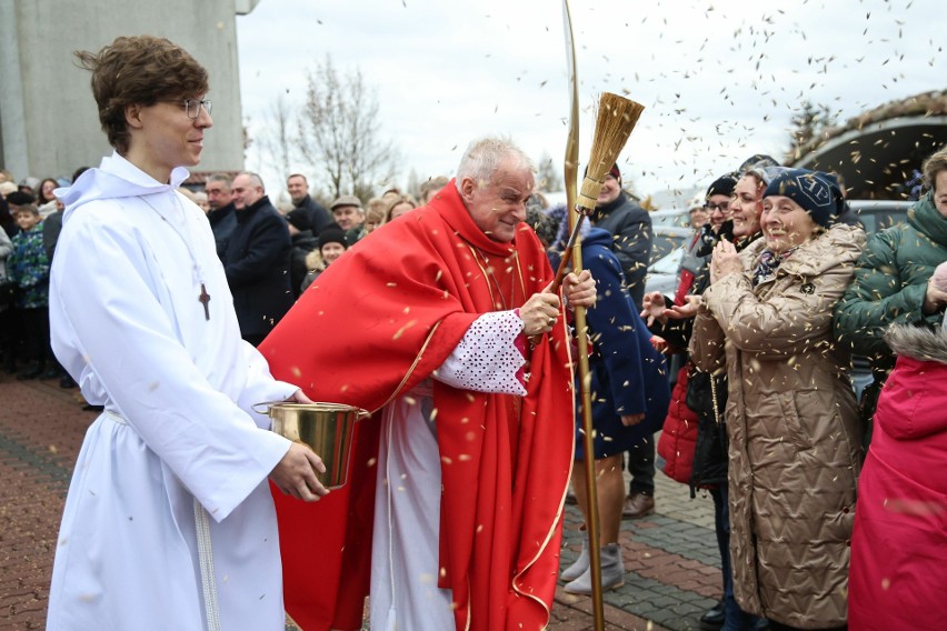 Wierni obsypali owsem księdza biskupa Mariana Florczyka.