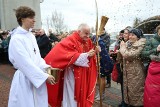 W parafii Matki Bożej Fatimskiej w Kielcach-Dyminach obsypali owsem biskupa Mariana Florczyka! Na pamiątkę ukamienowania świętego Szczepana