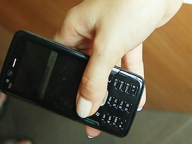 Dobry telefon komórkowy skusił do kradzieży nawet znajomego gospodyni. (fot. archiwum)