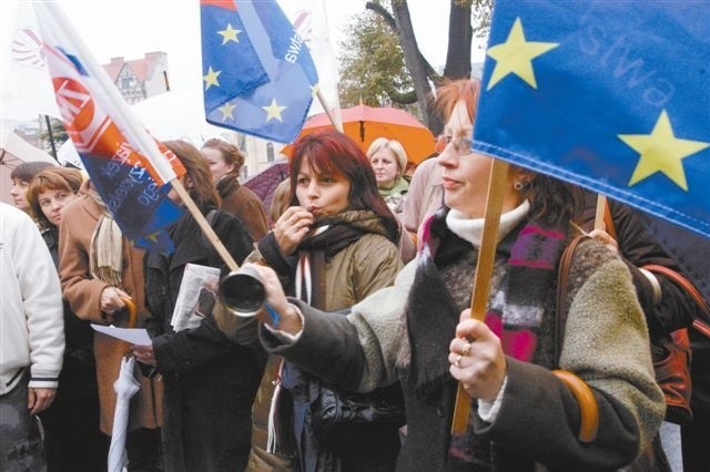 Pracownikami zatrudnionymi w szczególnym charakterze są m.in. nauczyciele. Na zdjęciu podczas protestu pod opolskim urzędem wojewódzkim w 2007 r. (fot. archiwum)