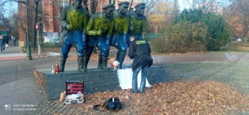 Kraków. Policjanci zatrzymali mężczyznę, który zdewastował pomnik marszałka Józefa Piłsudskiego i Legionistów