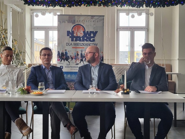 Maciej Tokarz (drugi z lewej) chce kandydować na stanowisko burmistrza Nowego Targu. Oprócz niego na zdjęciu członkowie stowarzyszenia: Agata Sarna, Jan Sięka (drugi z prawej) i Maciej Fryźlewicz.