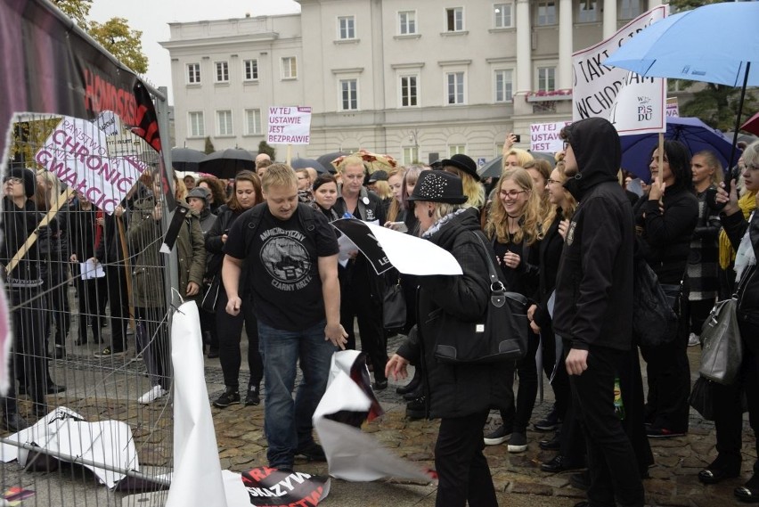 Zamieszki na Czarnym Marszu w Kielcach! Zniszczona wystawa 