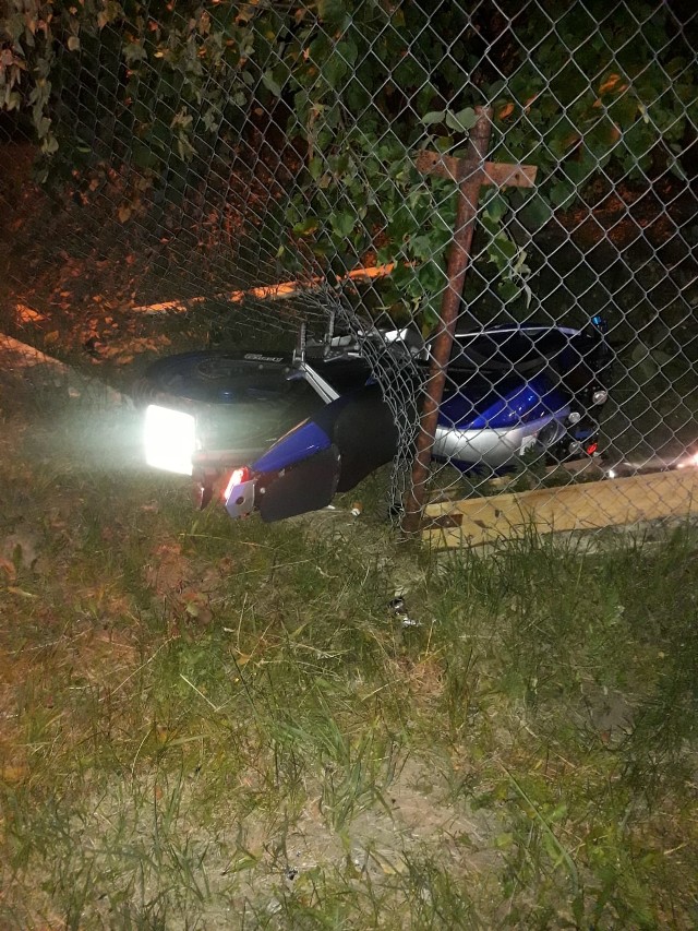 Motor wypadł z drogi i uderzył w ogrodzenie z siatki