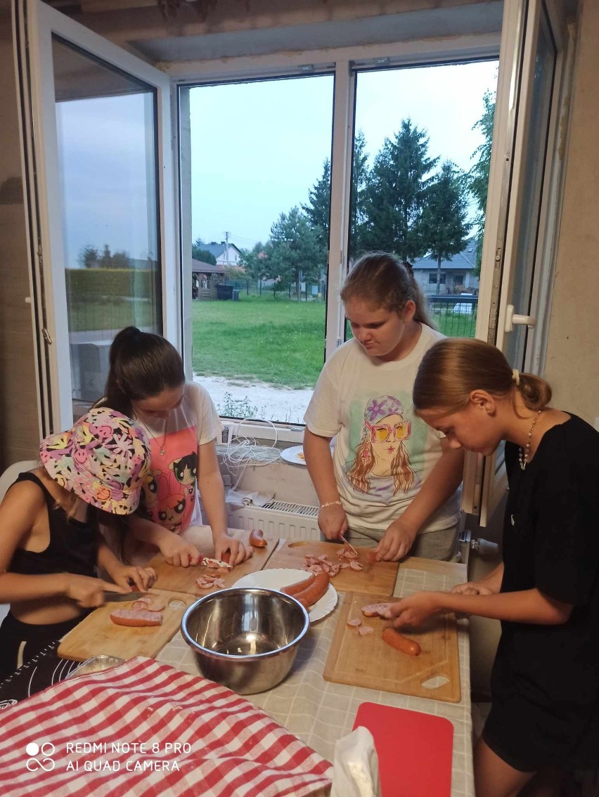 Dorosłe mieszkanki Wygody w gminie Zawichost przekazują młodym tradycje wicia wieńca i pieczenia domowego chleba 