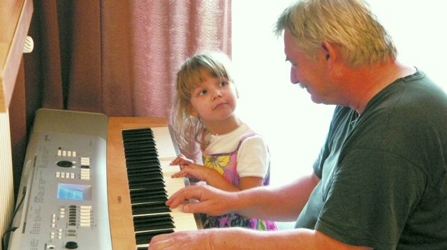 Gosia jest bardzo muzykalna: tańczy, śpiewa. Jest też pogodna i zaraża wszystkich uśmiechem.