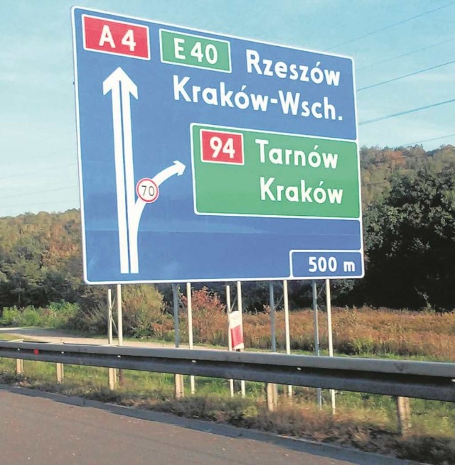 Takie drogowskazy stoją na A4 przed zjazdem na Wieliczkę