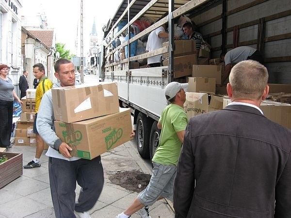 Wolontariusze ładują potężnego tira