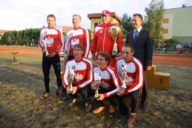 Złota drużyna seniorów: Marcin Szymański, Remigiusz Burchardt, Arkadiusz Szymański, Bartosz Grabowski, Marcin Kołata, trener Maciej Laskowski i prezes PFKS Janusz Bąk.