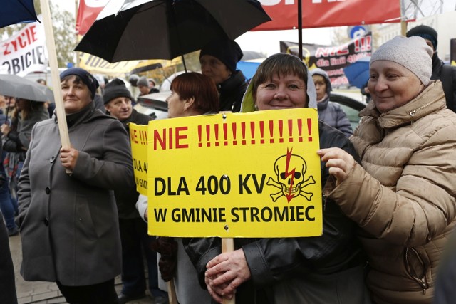 Protest mieszkańców regionu radomskiego pod siedzibą PiS w Warszawie przeciwko lokalizacji w ich gminach linii energetycznej 400 kV Kozienice-Ołtarzew.