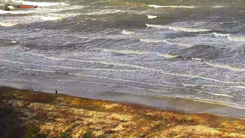 Sztorm spowodował, że ulice przy kanale portowym w Świnoujściu są zalane. Morze zabrało plażę [ZDJĘCIA]