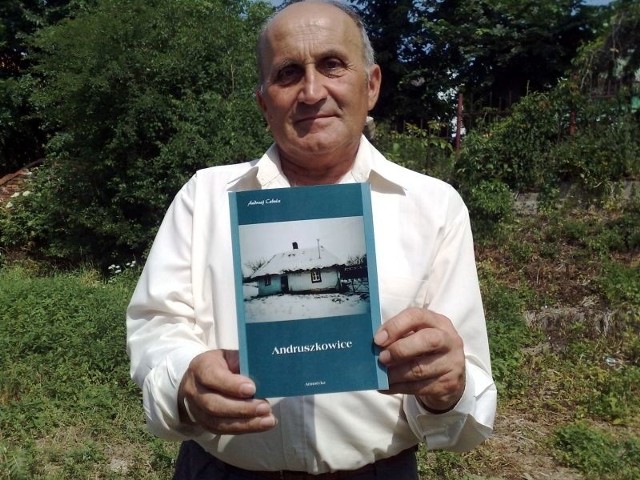 Andrzej Cebula pokazuje książkę o Andruszkowicach, swojej rodzinnej miejscowości, której jest autorem.