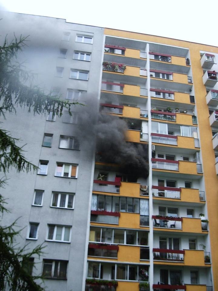 Kraków. Na os. Tysiąclecia wybuchł pożar. Sąsiedzi bali się, że do tego dojdzie [ZDJĘCIA, WIDEO]
