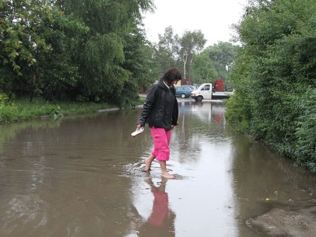 Ulica Przejazd w kieleckiej dzielnicy Herby w środę rano była już całkowicie pod wodą.