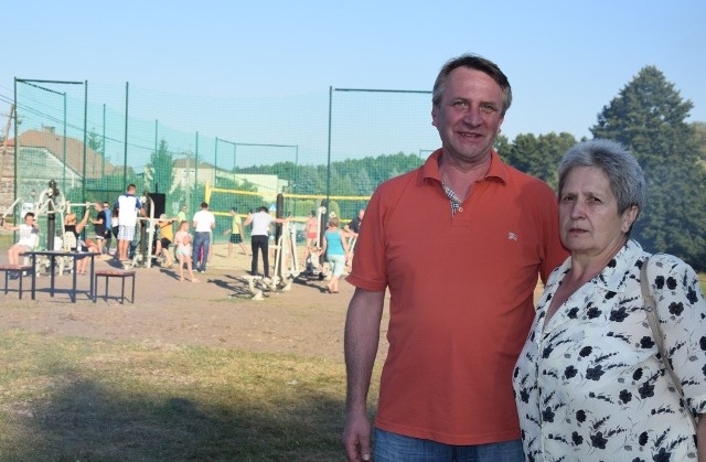 Mirosław Marczak i Jadwiga Wcisło zabiegali o podpisy mieszkańców Browarów w sprawie budowy kompleksu. Teraz cieszą się z efektu swych działań.
